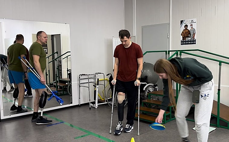 Imagen principal - Los soldados ucranianos mutilados en la guerra contra Rusia intentan rehacer sus vidas con las mejores prótesis para sus extremidades amputadas. Cada caso es distinto. Mientras muchos volverán al frente para seguir luchando, otros, como Evgenni no lo harán porque esta es la segunda herida que ha sufrido en la contienda y tiene la moral por los suelos (en el centro de la imagen superior, junto a Gennady y la fisioterapeuta). Arriba, a la izquierda,  Dan, quien pertenecía a la Tercera Brigada de Asalto y regresará al campo de batalla en cuanto se adapte a su nueva pierna.  