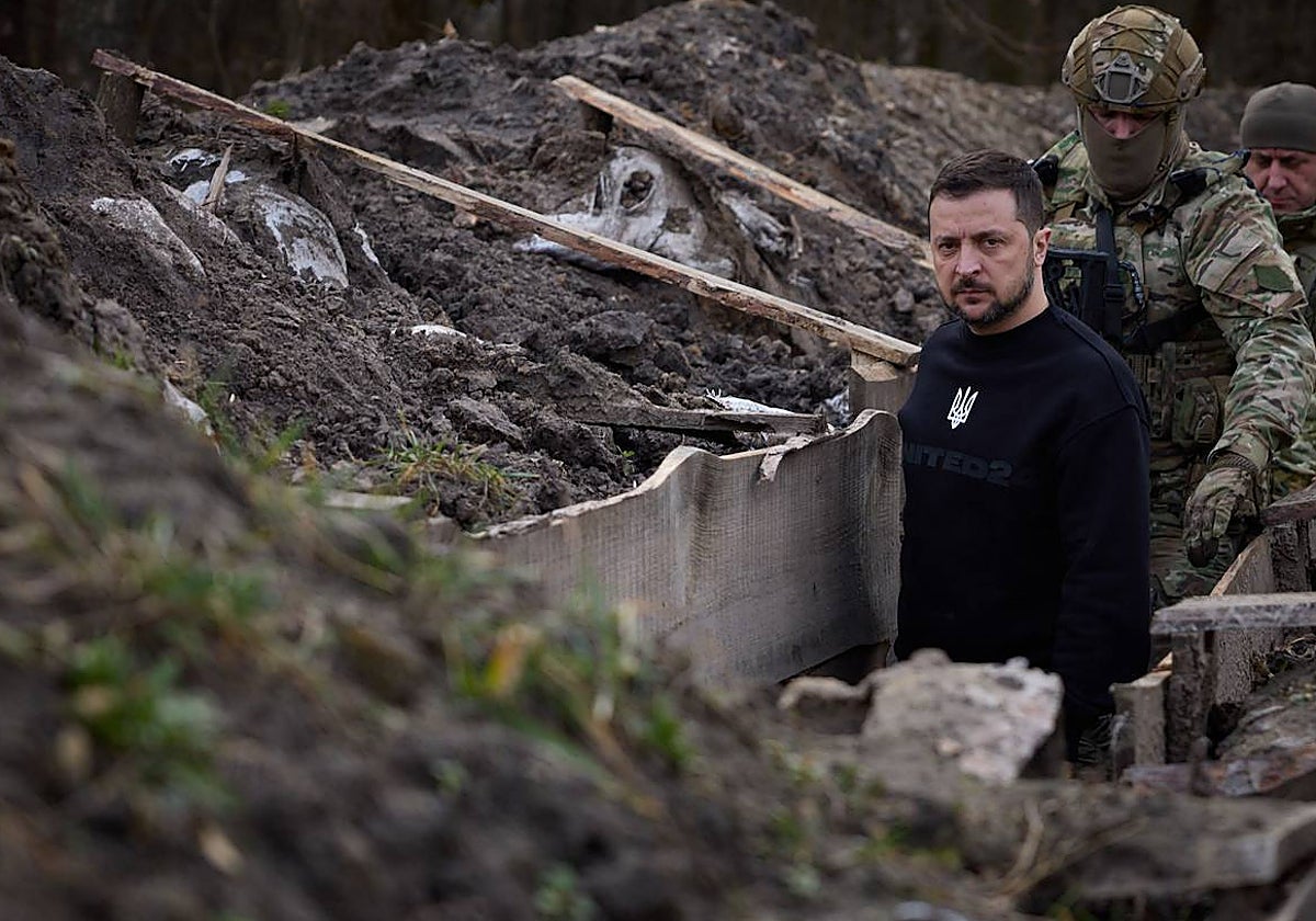 El presidente de Ucrania, Volodímir Zelenski, inspecciona la frontera de su país con Rusia