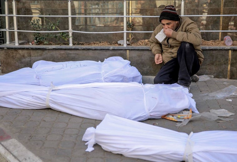 Un hombre llora en el hospital Al-Shifa en la ciudad de Gaza, por los cuerpos de los palestinos muertos en el incidente