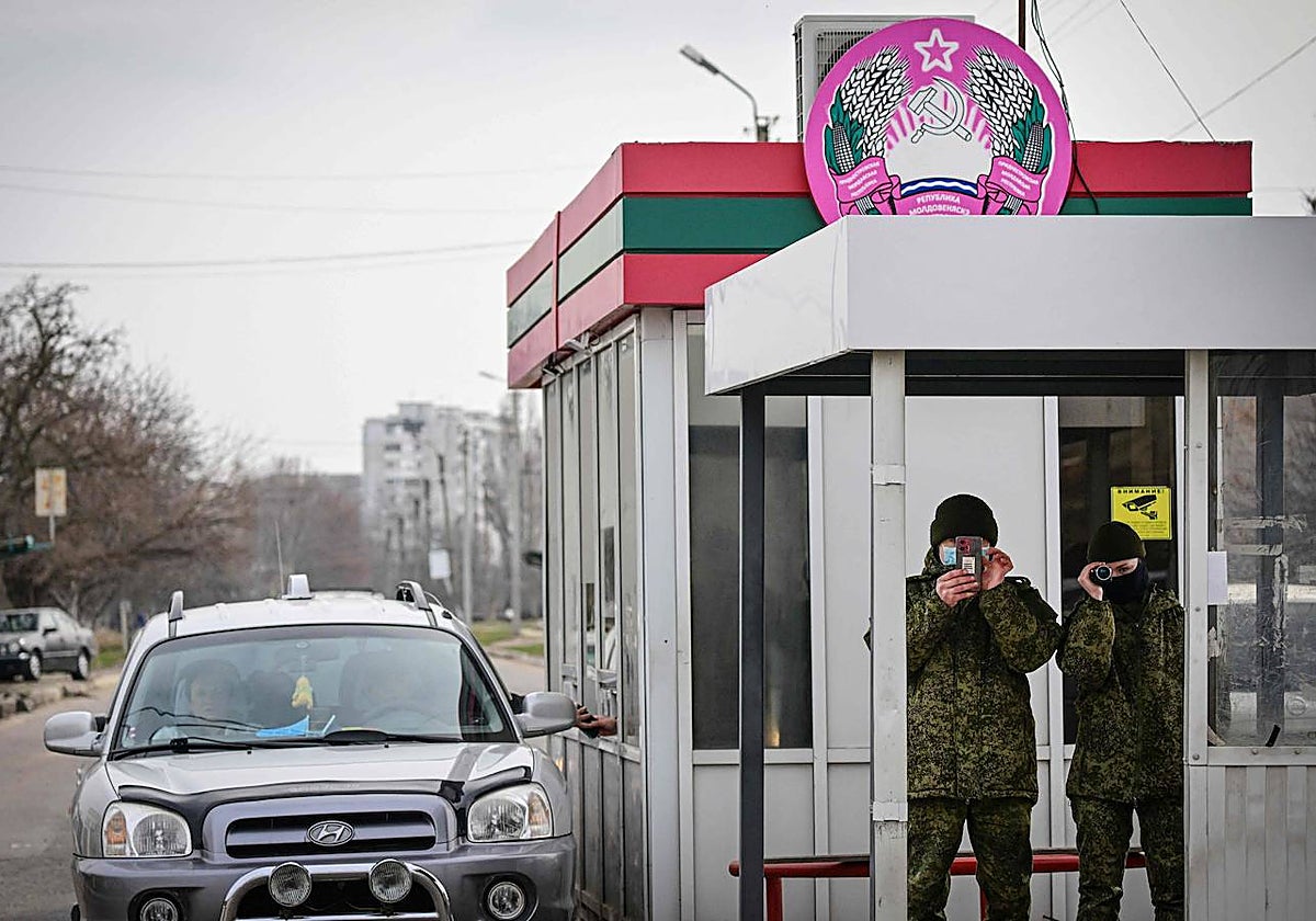 El personal militar de la región separatista de Transnistria en Moldavia registra la presencia de los medios de comunicación en el punto de cruce de Varnita con Moldavia