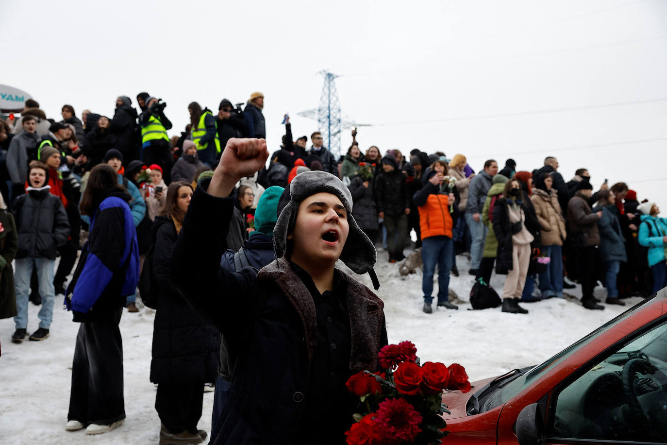 La gente se reúne cerca del cementerio Borisovskoye después del funeral