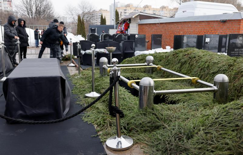 Los trabajadores del cementerio preparan una tumba en el cementerio en el que será enterrado Navalni