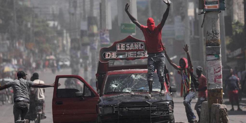 Al menos hay policías muertos y kilómetros de ganancias huyendo entre el asalto de bandas criminales en una prisión de Haití