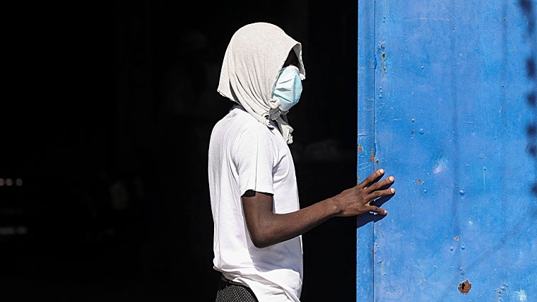 Un recluso se encuentra en la puerta de la Penitenciaría Nacional luego de violentos enfrentamientos que llevaron a una fuga de prisión