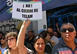 El Gobierno argentino suspende la agencia de noticias Télam y la policía prohíbe la entrada