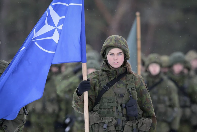 Una soldado presenta la bandera de la OTAN durante la ceremonia de clausura del ejercicio militar multinacional 'Iron Sword 16' cerca de Vilnius, Lituania