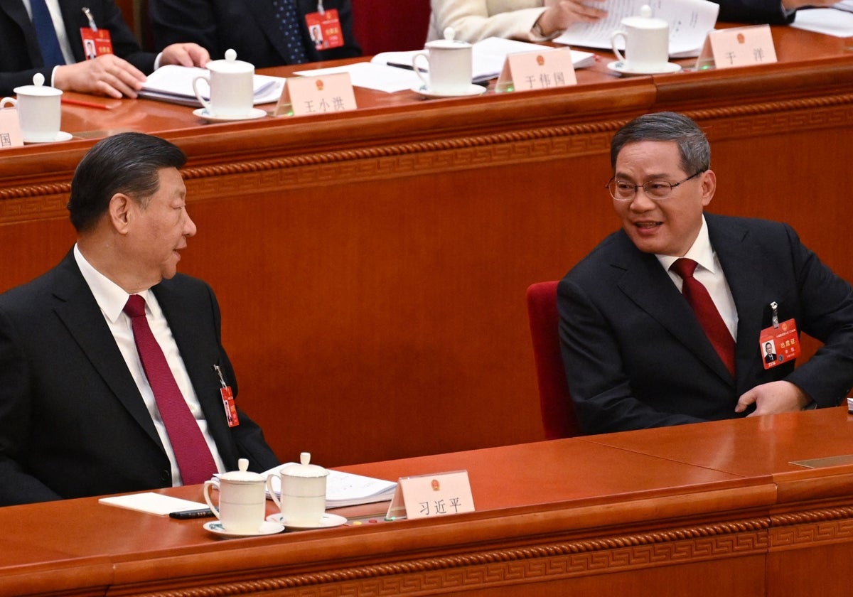 El presidente chino, Xi Jinping, conversa con el primer ministro, Li Qiang