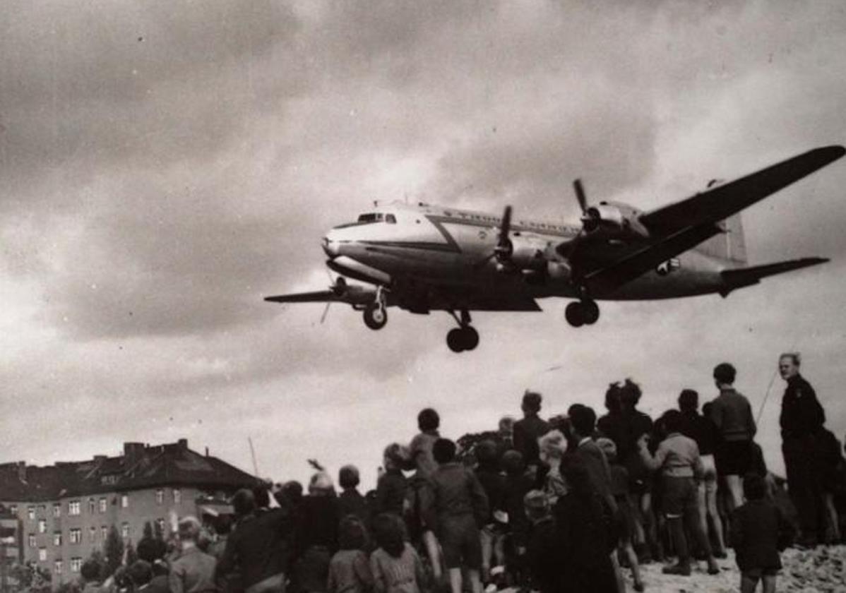 Avión Douglas C-54 que fue pilotado por Gail S. Halvorsen durante el Puente Aéreo de Berlín