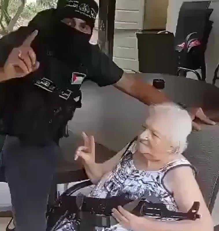 Ester posa junto a un terrorista de Hamás y levanta los dedos en señal de victoria