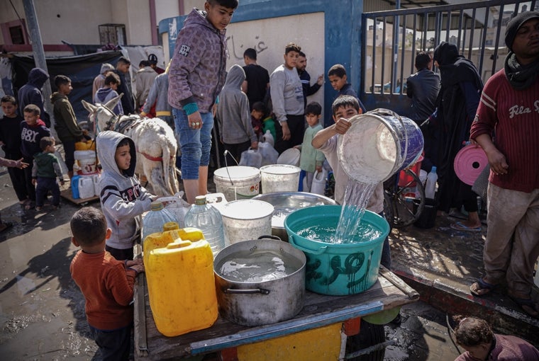 En Rafah, los palestinos recogen agua de una estación de llenado, donde se sufre la escasez debido a la guerra