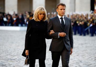 Macron denuncia las falsas informaciones sobre su mujer, acusada de ser trans