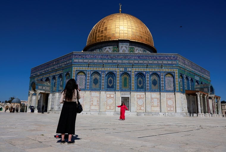 Los turistas toman fotografías frente a la Cúpula de la Roca en el complejo de al-Aqsa, también conocido como la Explanada de las Mezquitas