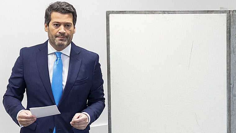 El líder de Chega, André Ventura, en el momento de introducir su papeleta en la urna