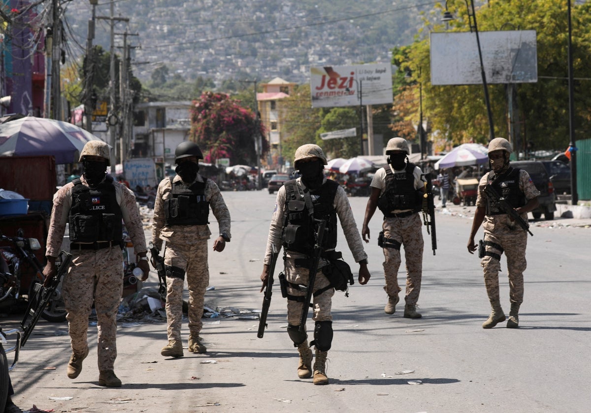 Policías patrullan durante el estado de emergencia en Haití