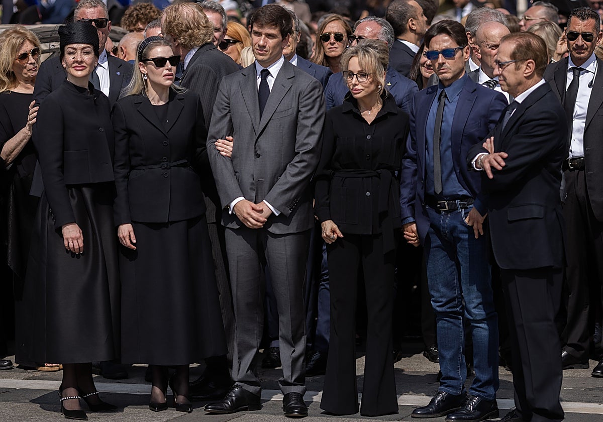 Los hijos de Berlusconi asisten al funeral de su padre en Milán
