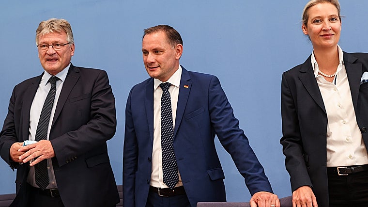 El líder de AfD, Tino Chrupalla (centro), es considerado prorruso