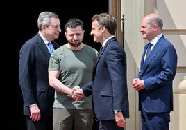 Zelenski responde a la propuesta de Macron de envío de tropas: «Mientras Ucrania aguante, sus hijos no van a morir aquí»
