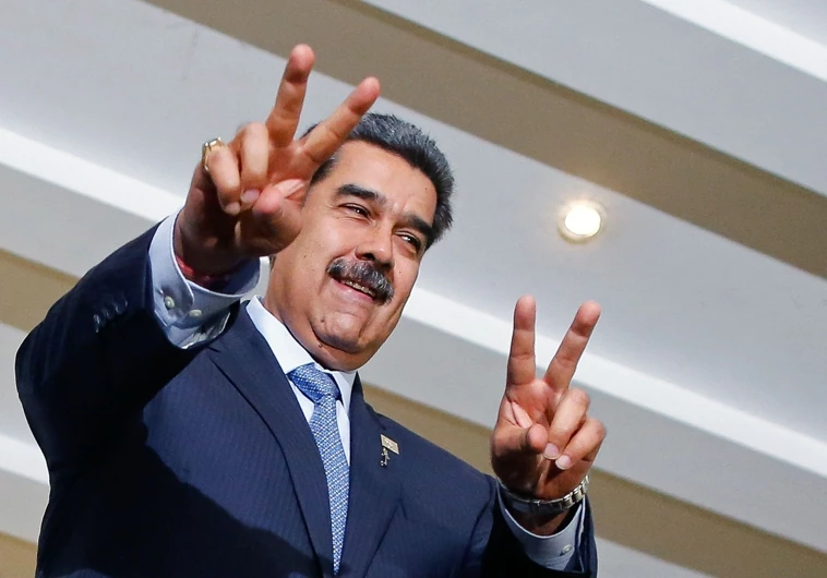 Maduro hace la señal de «Victoria» al salir del Palacio de Itamaraty en Brasilia, después de una cumbre con otros líderes sudamericanos