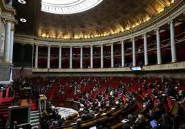 Francia confirma su apoyo a Ucrania contra Putin, pero Macron se debilita