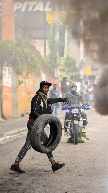 Un manifestante quema neumáticos durante las protestas en Haití