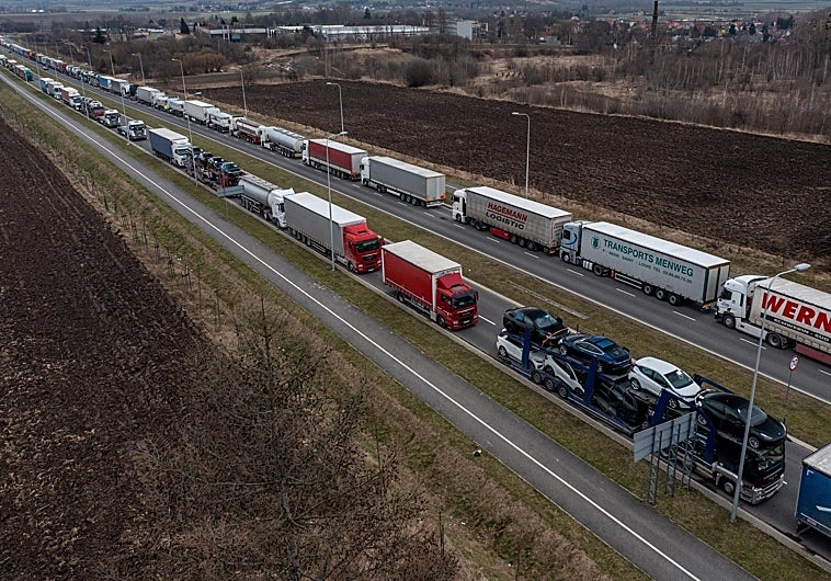 Los camiones hacen cola para cruzar la frontera polaca-ucraniana en Medyka, sureste de Polonia
