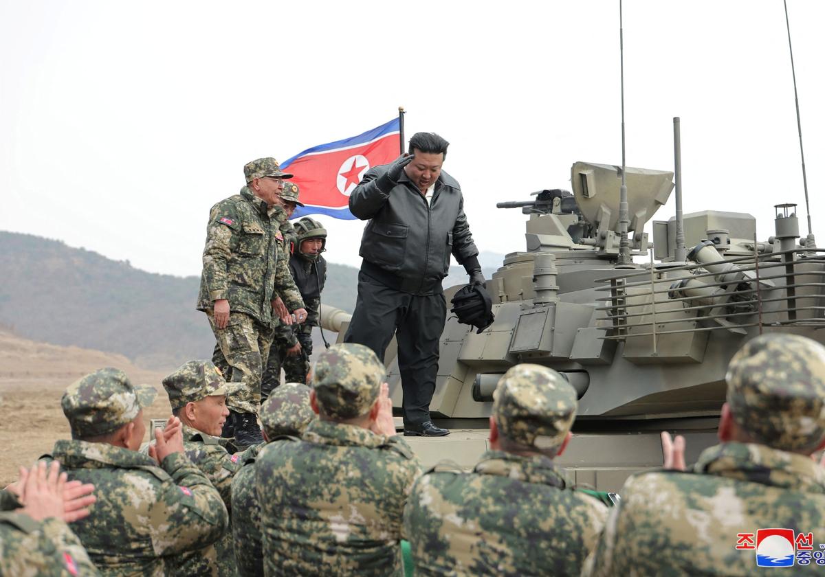 Kim Jong Un se monta en el nuevo tanque de Corea del Norte