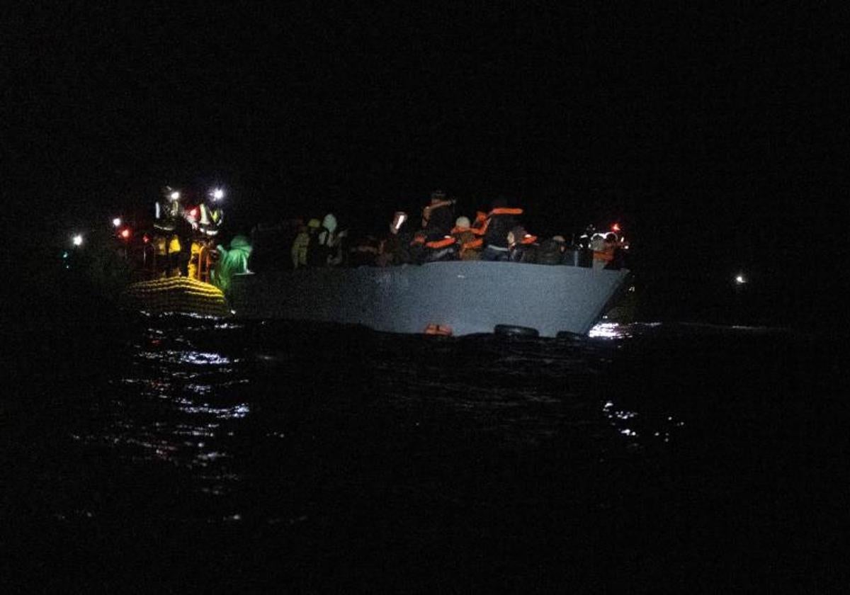 El buque 'Ocean Viking' rescata a inmigrantes en el Mediterráneo
