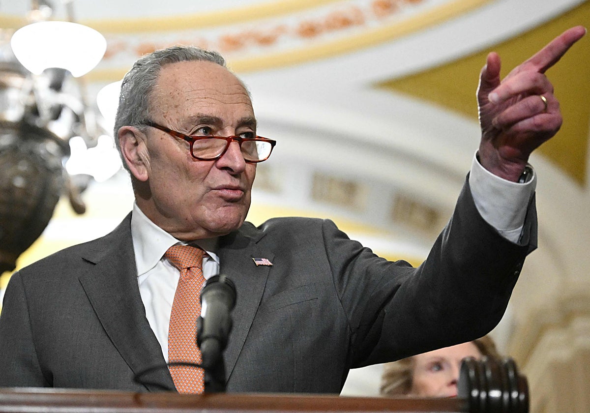 Schumer, senador demócrata por Nueva York, habla con la prensa tras el almuerzo semanal demócrata en el Capitolio de EE.UU. en Washington.