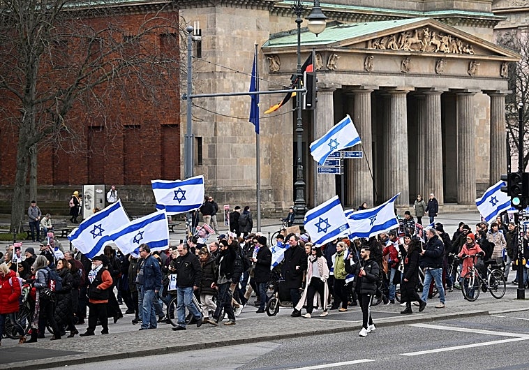 Manifestantes en Berlín protestan en contra del antisemitismo y a favor de Israel
