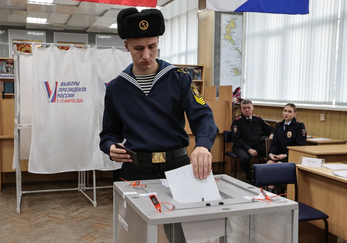 Un cadete de la Universidad Estatal Marítima que lleva el nombre del almirante Gennady Nevelskoy, vota en las elecciones presidenciales en la ciudad oriental de Vladivostok, Rusia,