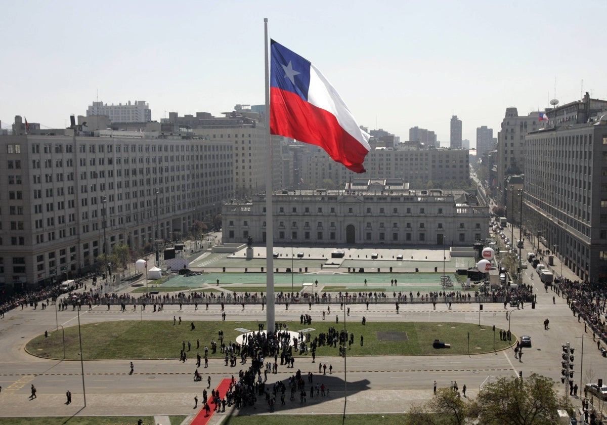 Se iza una bandera gigante frente al Palacio de Gobierno en Santiago de Chile, en una foto de archivo