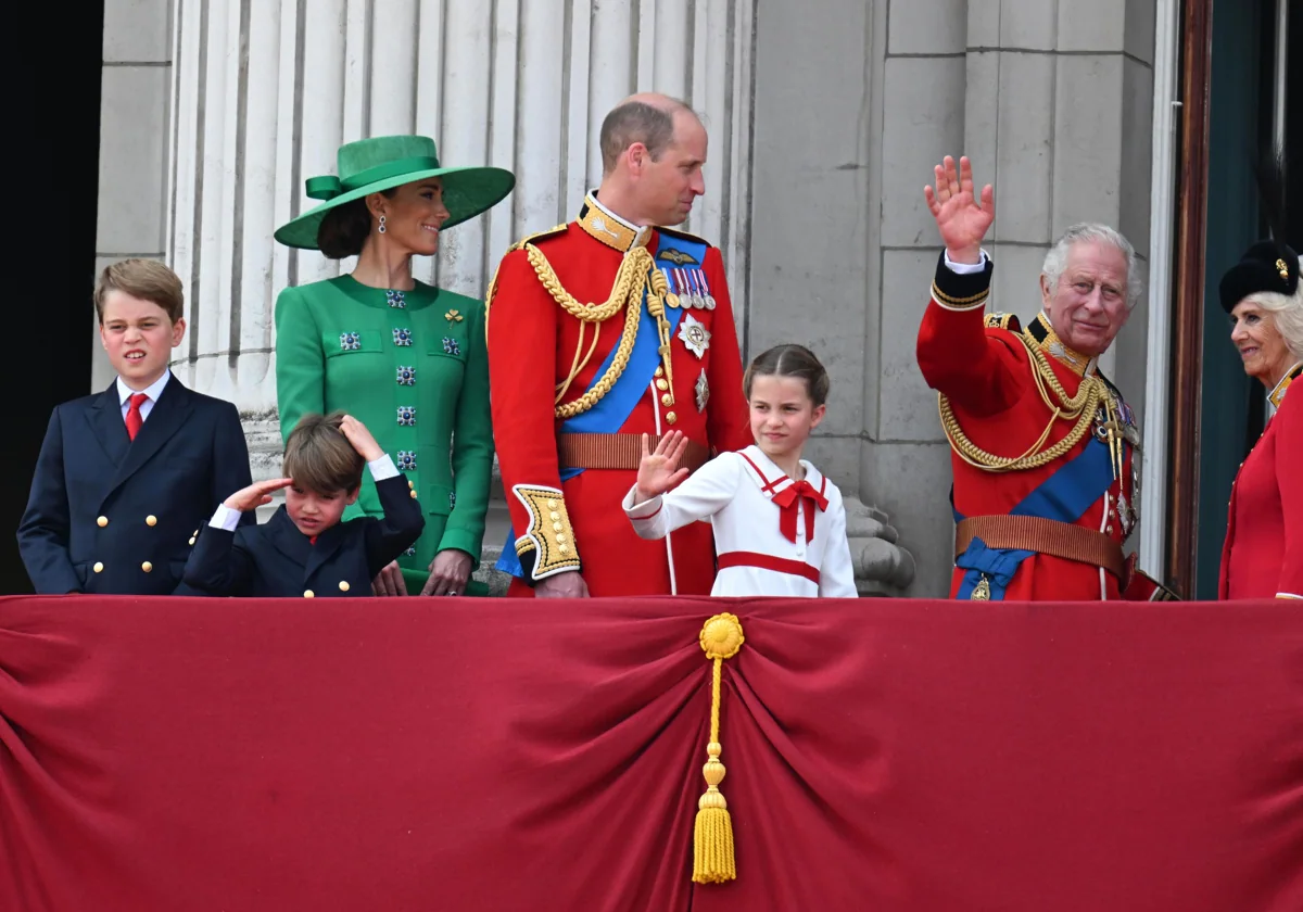 El Príncipe George, la Princesa Catalina de Gales, el Príncipe Louis, el Príncipe William, la Princesa Charlotte, el Rey Carlos III y la Reina Camilla en el balcón del Palacio de Buckingham