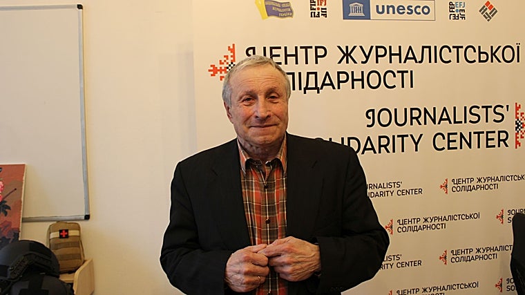 Mykola Semena, el periodista (sobre estas líneas) llevaba años trabajando en Crimea cuando fue detenido. Arriba, algunas cartas que serán enviadas