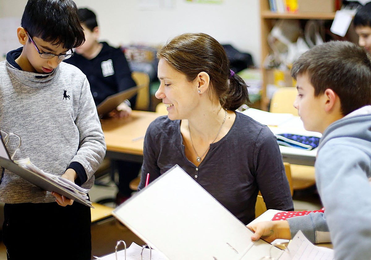 Una profesora da clases a unos niños en un colegio de Berlín