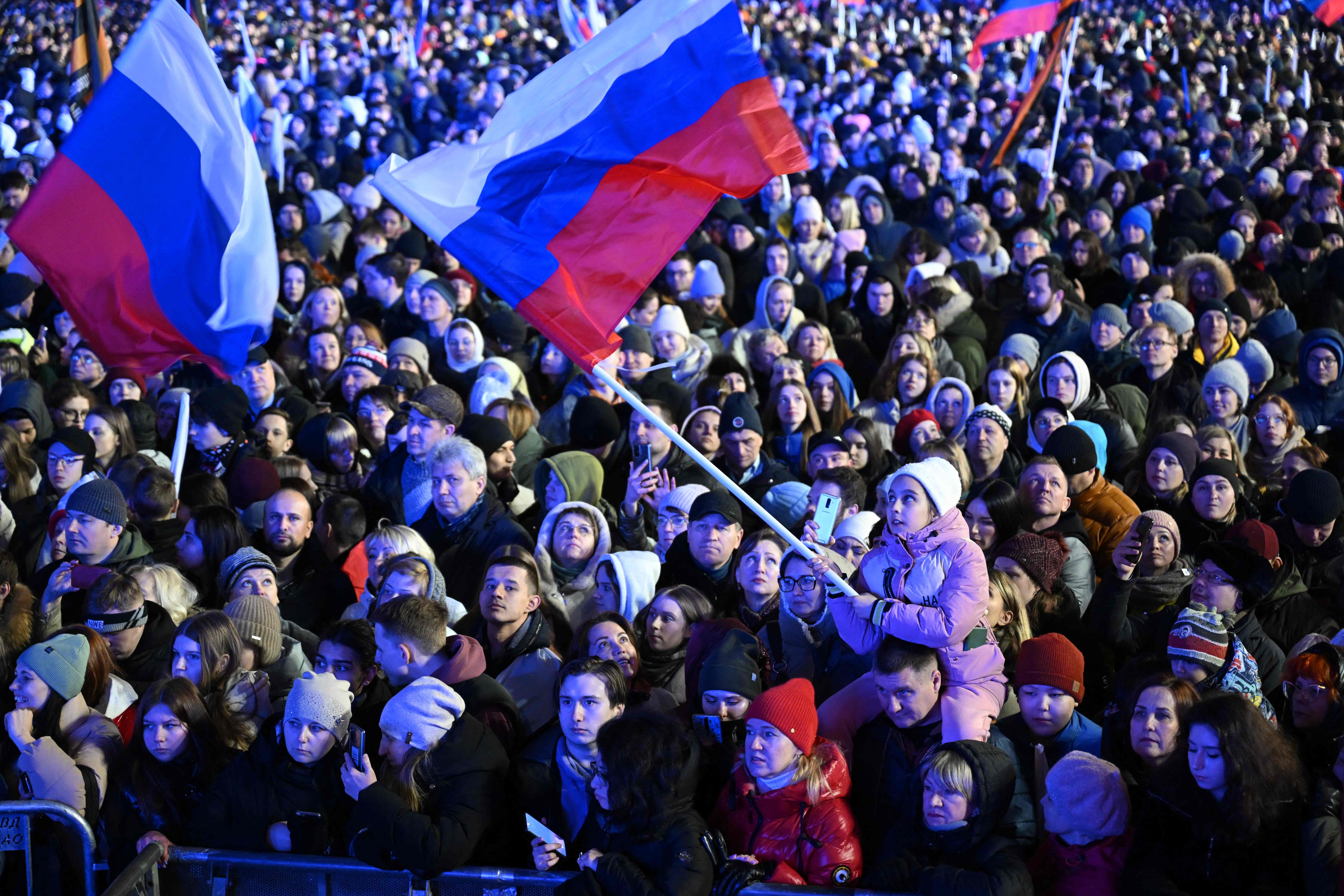 Asistentes con banderas rusas al acto de Putin tras las elecciones presidenciales.