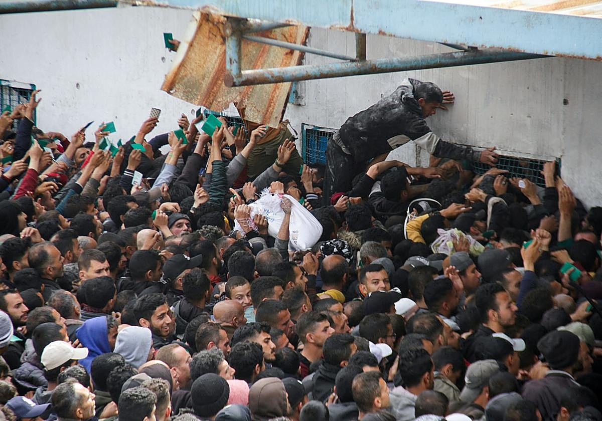 Decenas de palestinos se amontonan para tratar de recibir ayuda humanitaria en Ciudad de Gaza