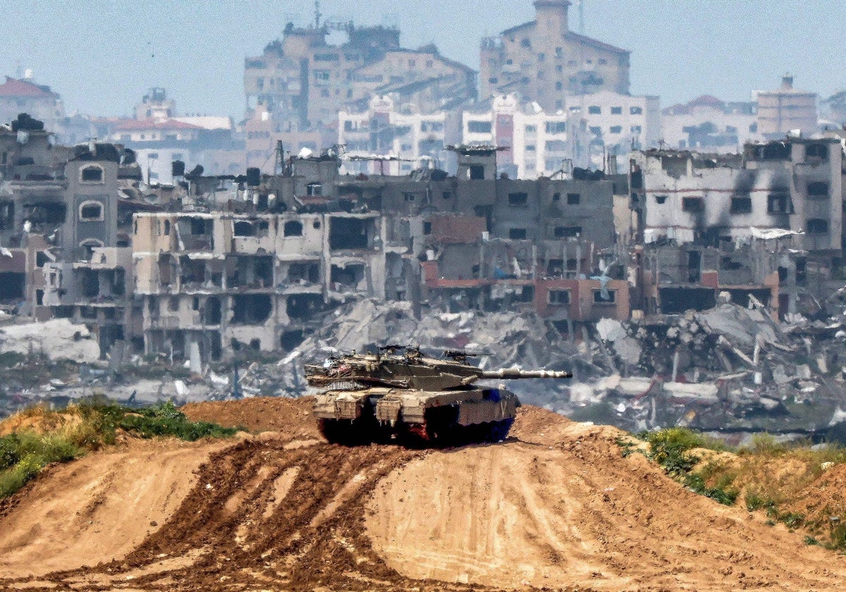 Un carro de combate situado en una posición estratégica en la franja de Gaza