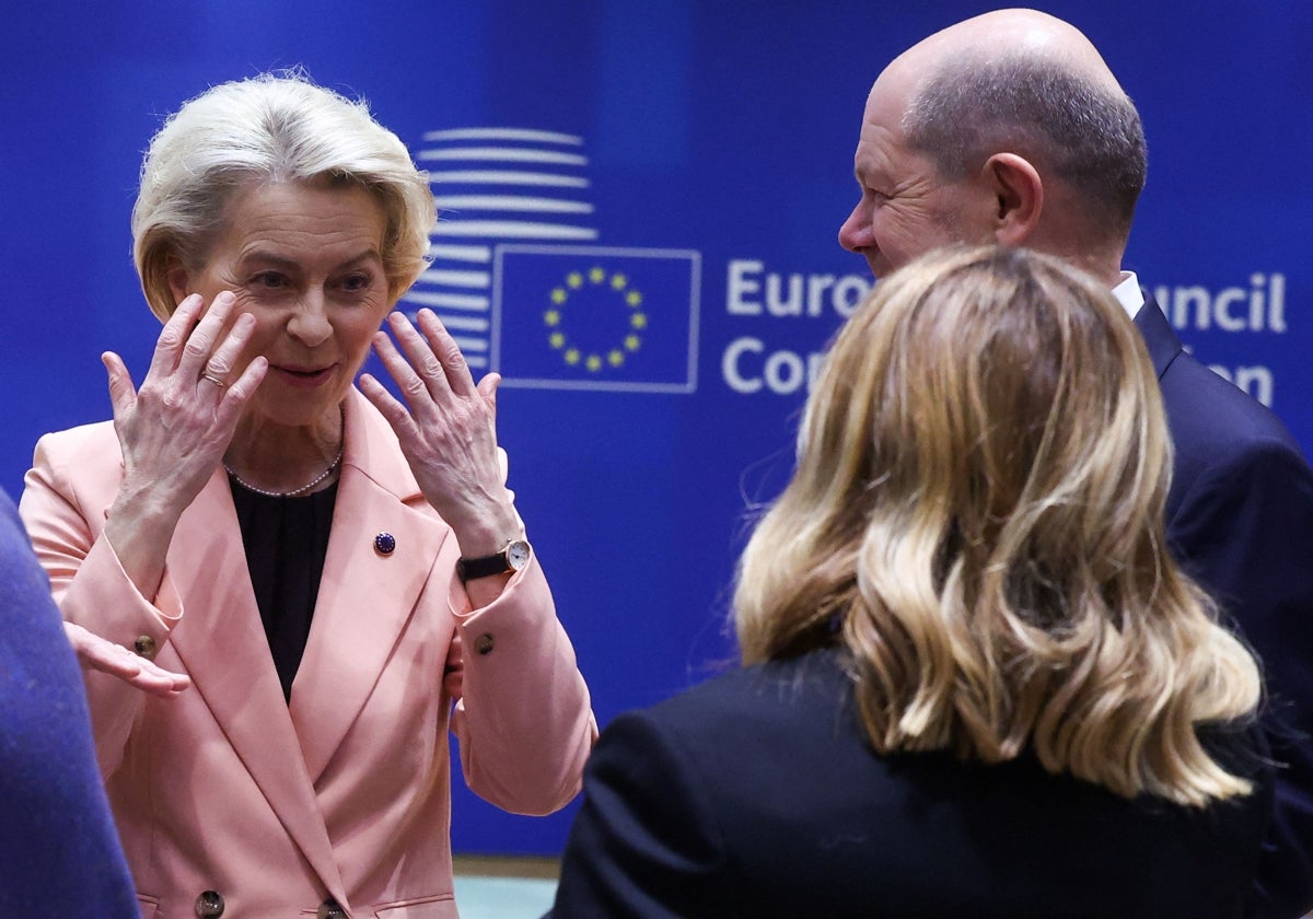 Von der Leyen conversa con Scholz y Meloni durante el encuentro en Bruselas