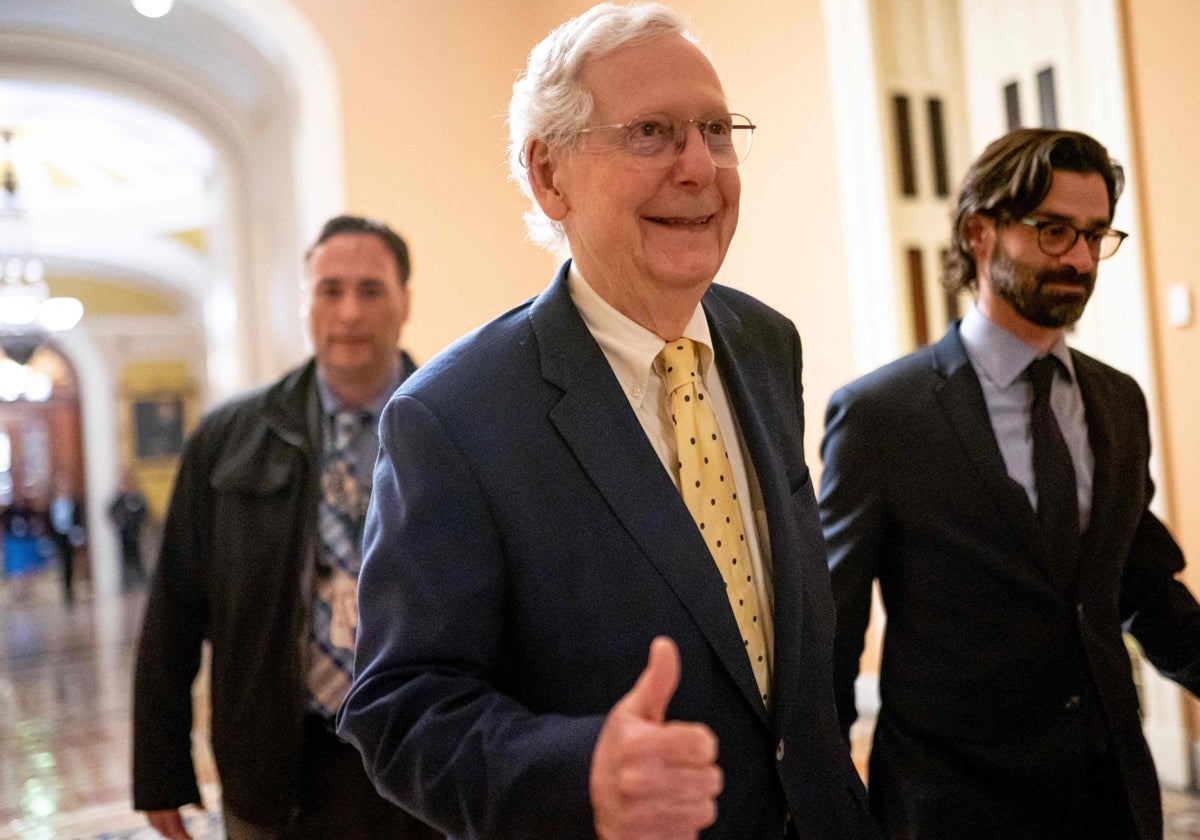 El líder de la minoría en el Senado de EE.UU., el senador republicano Mitch McConnell, abandona el hemiciclo del Senado.