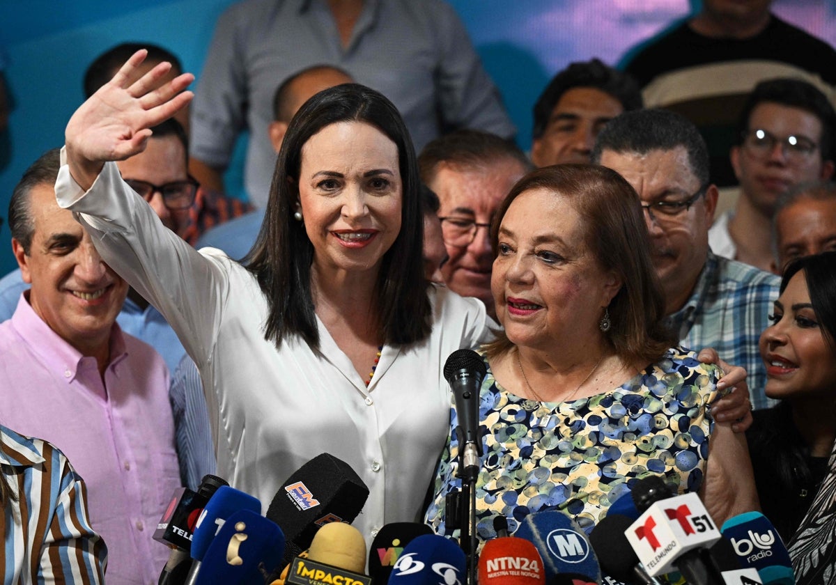 María Corina Machado (izquierda) y Corina Yoris, este viernes durante la rueda de prensa en la que se anunció la designación de esta última para registrarse como candidata a las presidenciales venezolanas por la oposición