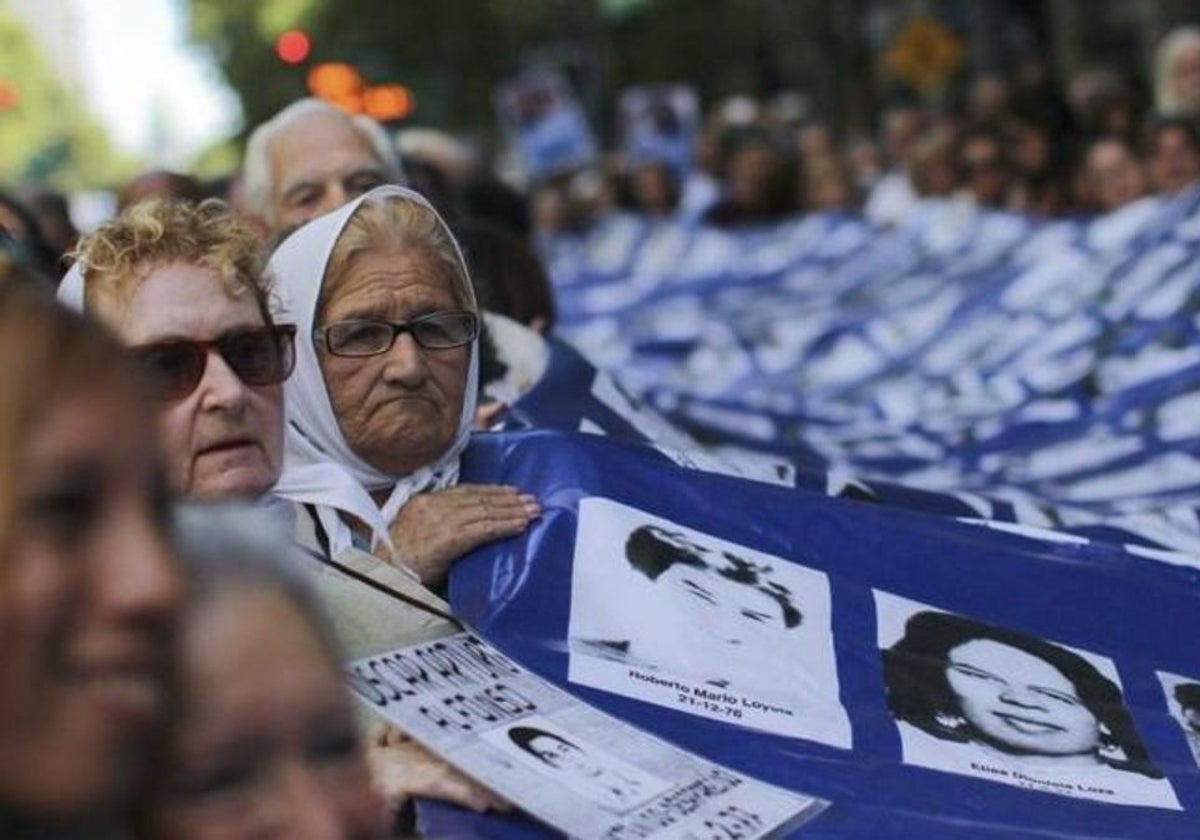 Madres de desaparecidos durante la dictadura marchan en uno de los aniversarios del 24 de marzo