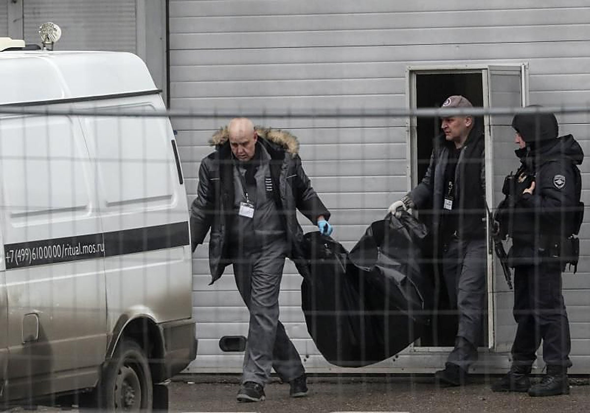 Los forenses trasladan los cadáveres de las víctimas del atentado de Moscú