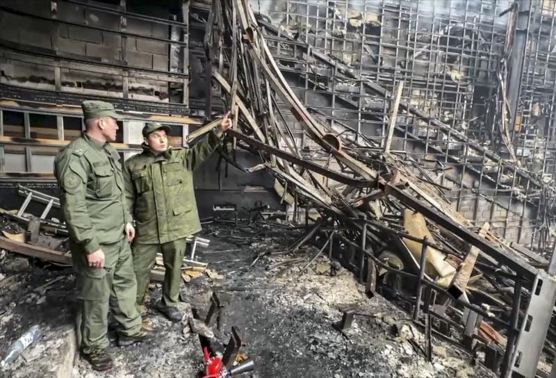 Investigadores rusos trabajan dentro de la sala de conciertos Crocus City Hall