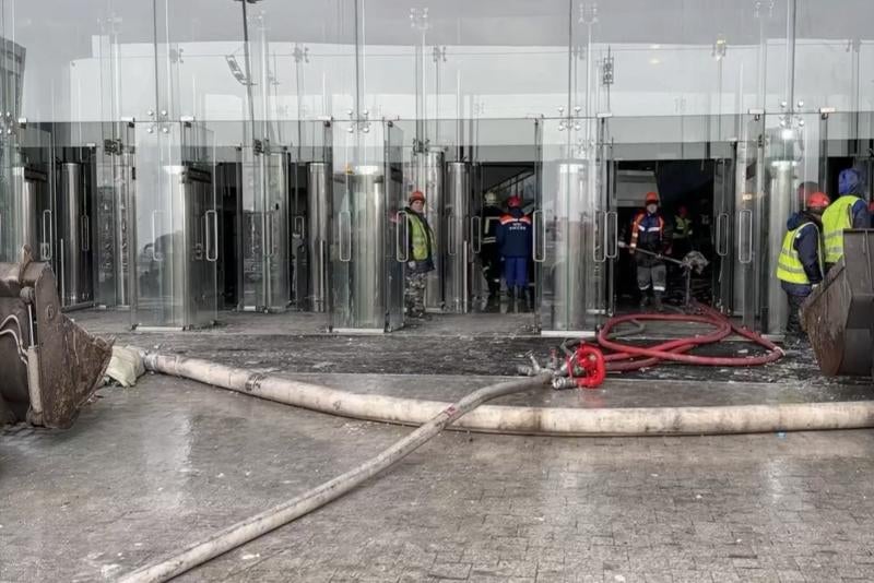 Hombres armados y vestidos con trajes de camuflaje irrumpieron en la sala de conciertos Crocus, en las afueras de Moscú, el viernes por la tarde
