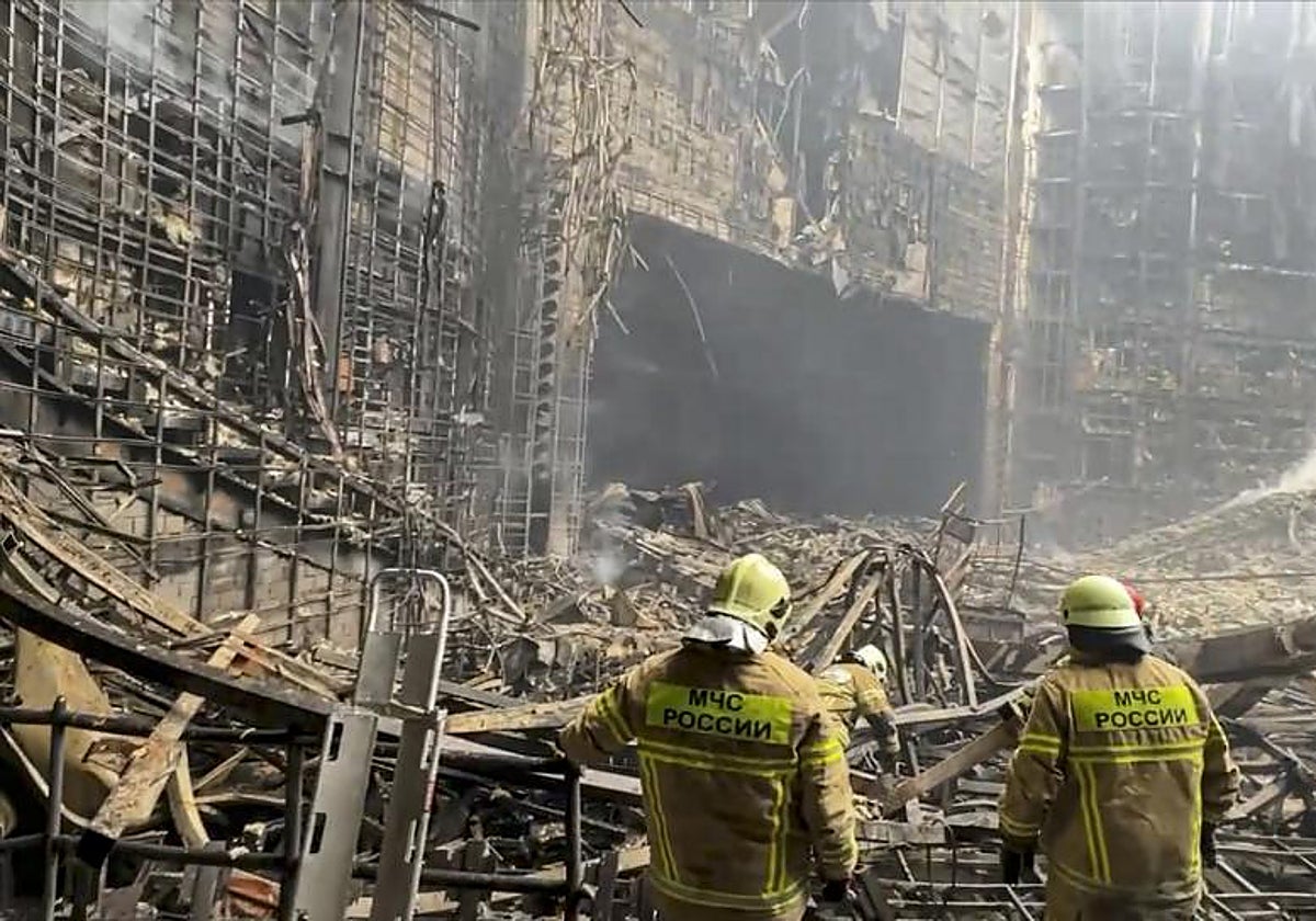 Bomberos trabajan entre los escombros en Crocus City Hall