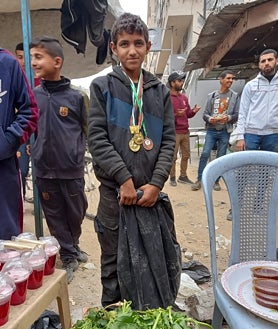 Imagen secundaria 2 - Arriba, Anas Saydi; debajo, a la izquierda, Ahmed Kafarna y Mahmoud Saed, tuvieron que dejar la escuela y buscar ingresos para ayudar a sus familias, aquellos que no las han perdido 