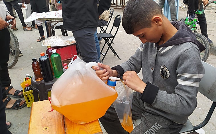 Imagen principal - Arriba, Anas Saydi; debajo, a la izquierda, Ahmed Kafarna y Mahmoud Saed, tuvieron que dejar la escuela y buscar ingresos para ayudar a sus familias, aquellos que no las han perdido 