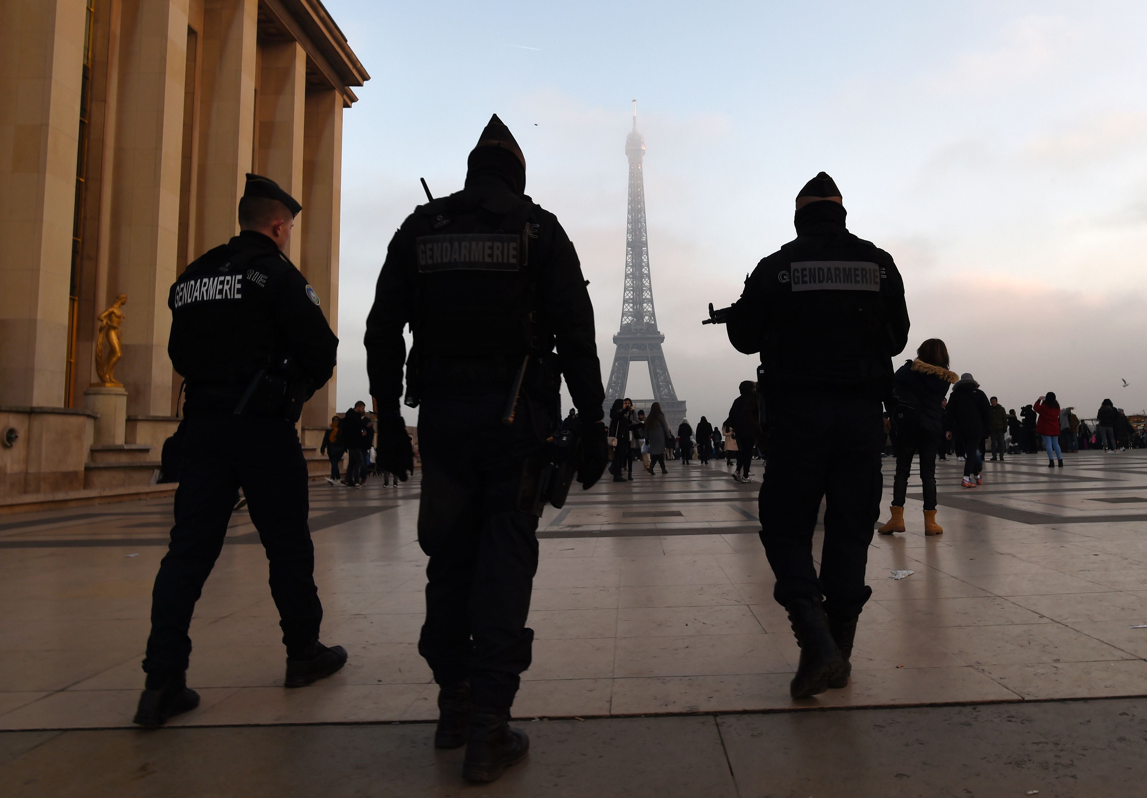 Imagen de archivo de gendarmes en las inmediaciones de la Torre Eiffel