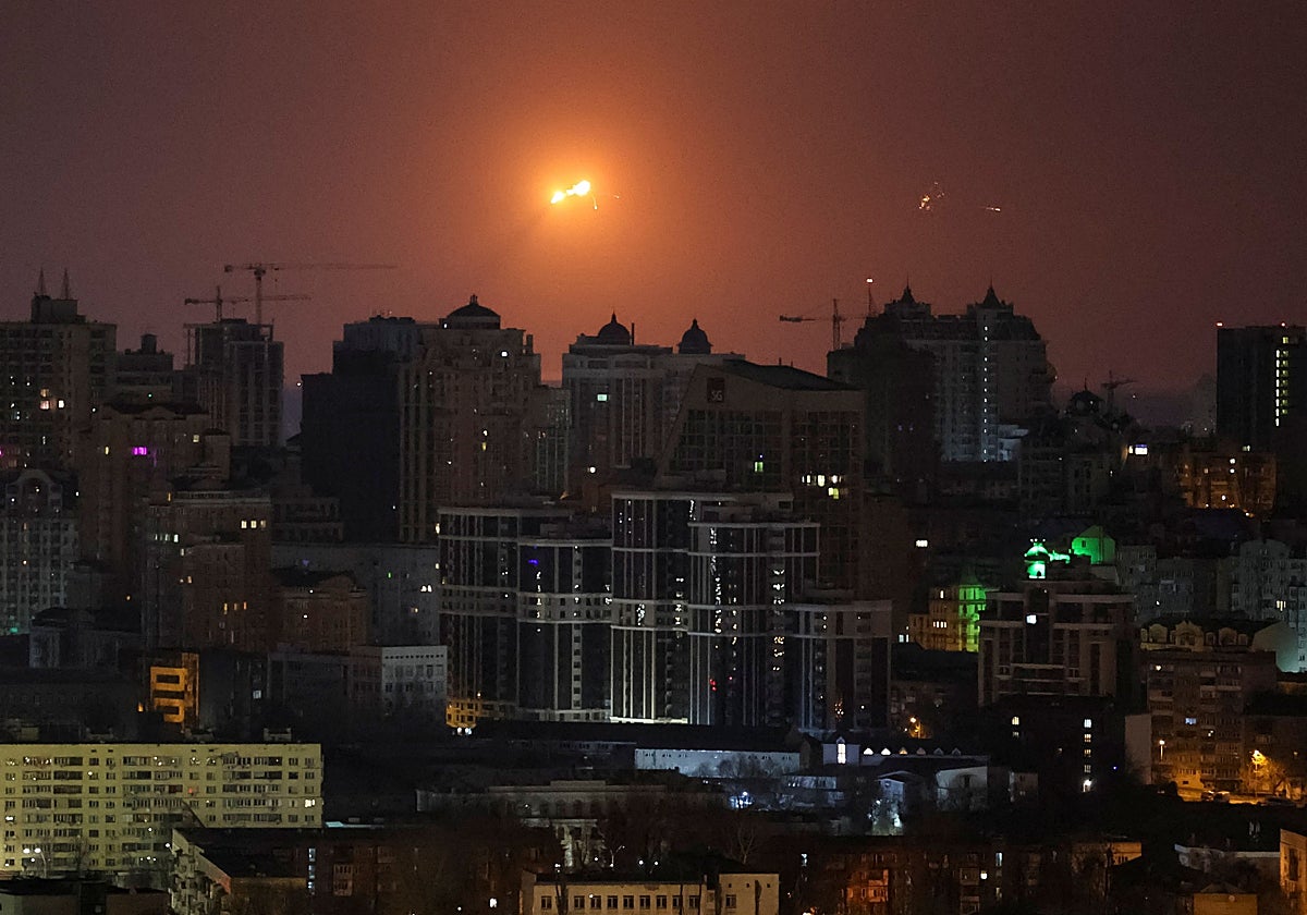 Un misil rompe la oscuridad del cielo nocturno de Kiev