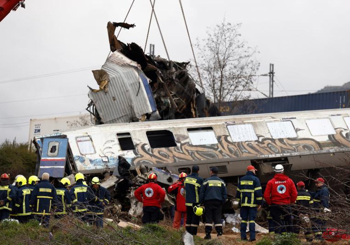 Equipos de rescate junto a uno de los trenes siniestrado hace un año en Grecia